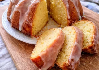 Babka jogurtowa z lukrem cytrynowym