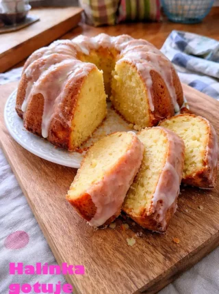 Babka jogurtowa z lukrem cytrynowym