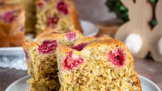 Babka pistacjowa z malinami i kataifi
