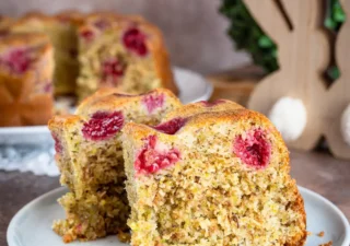 Babka pistacjowa z malinami i kataifi