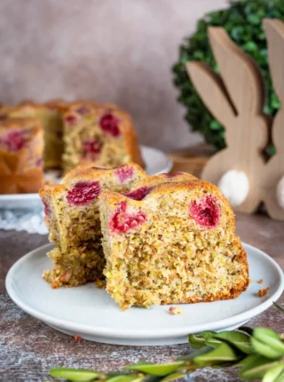 Babka pistacjowa z malinami i kataifi