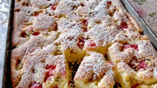 Biszkopt z rabarbarem – prosty domowy przepis na puszyste ciasto