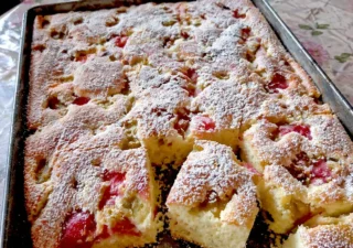 Biszkopt z rabarbarem – prosty domowy przepis na puszyste ciasto