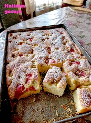 Biszkopt z rabarbarem – prosty domowy przepis na puszyste ciasto