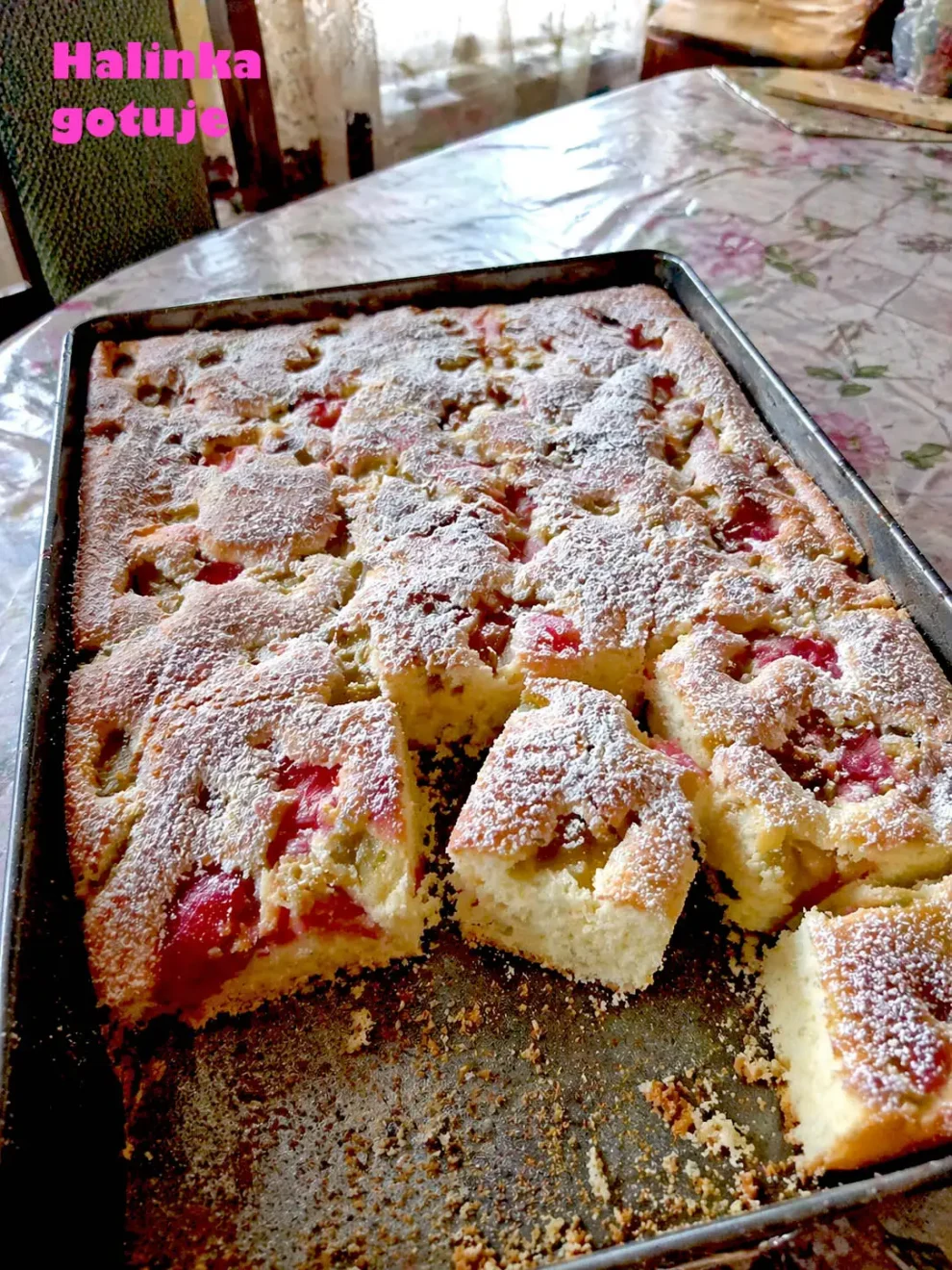 Biszkopt z rabarbarem – prosty domowy przepis na puszyste ciasto