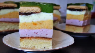 Kolorowe ciasto piankowe z delicjami