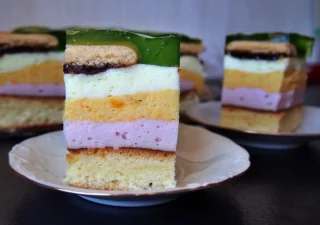 Kolorowe ciasto piankowe z delicjami