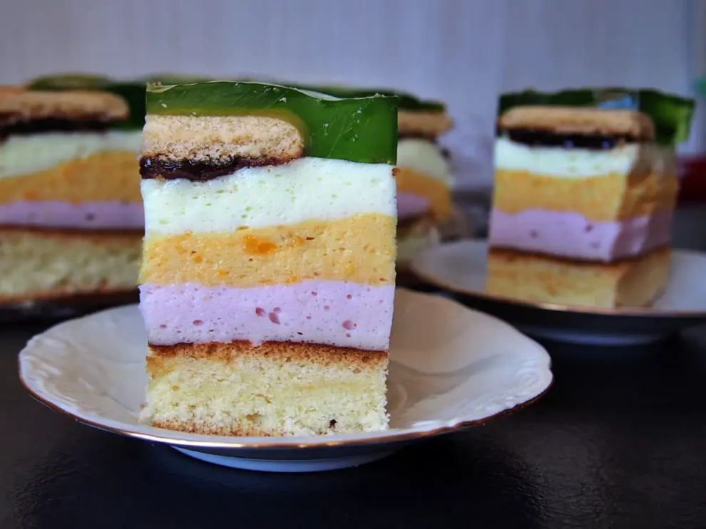 Kolorowe ciasto piankowe z delicjami