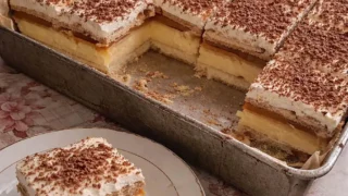 Ciasto 3 BIT – domowy przepis na porządny wypiek z kajmakiem i śmietanką