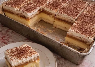 Ciasto 3 BIT – domowy przepis na porządny wypiek z kajmakiem i śmietanką