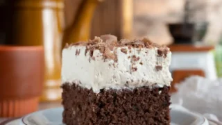 Wilgotne ciasto czekoladowe z kawową pianką