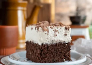 Wilgotne ciasto czekoladowe z kawową pianką