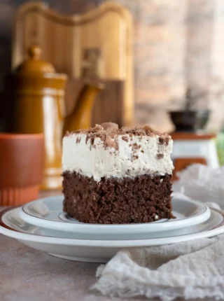 Wilgotne ciasto czekoladowe z kawową pianką