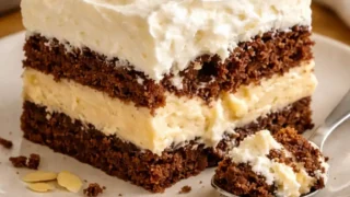 Ciasto kakaowe z kremem marcepanowym i amaretto – wilgotne i kremowe