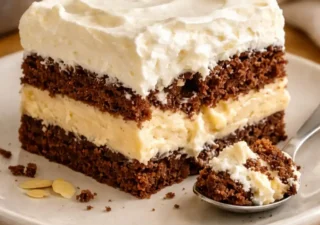 Ciasto kakaowe z kremem marcepanowym i amaretto – wilgotne i kremowe