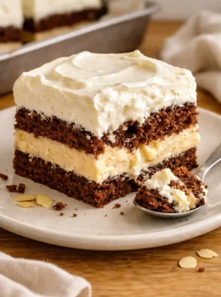 Ciasto kakaowe z kremem marcepanowym i amaretto – wilgotne i kremowe