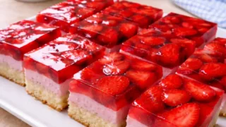 Ciasto z truskawkami i galaretką – lekkie, warstwowe i bardzo smaczne