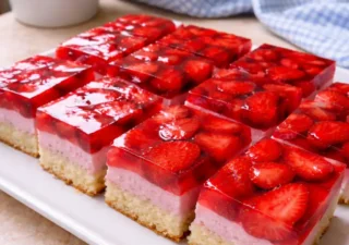 Ciasto z truskawkami i galaretką – lekkie, warstwowe i bardzo smaczne