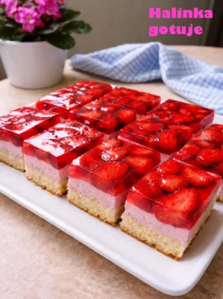 Ciasto z truskawkami i galaretką – lekkie, warstwowe i bardzo smaczne