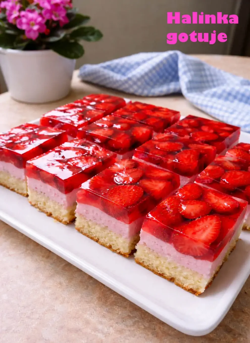 Ciasto z truskawkami i galaretką – lekkie, warstwowe i bardzo smaczne