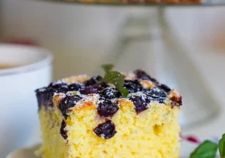 Puszyste ciasto z borówkami na maślance