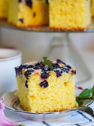 Puszyste ciasto z borówkami na maślance