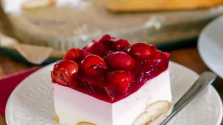 Piankowe ciasto z wiśniami i galaretką na biszkoptach