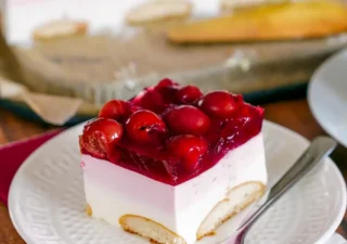 Piankowe ciasto z wiśniami i galaretką na biszkoptach