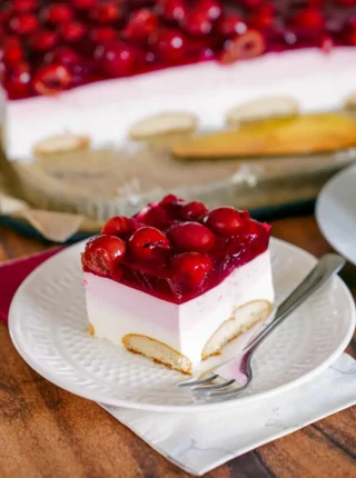 Piankowe ciasto z wiśniami i galaretką na biszkoptach