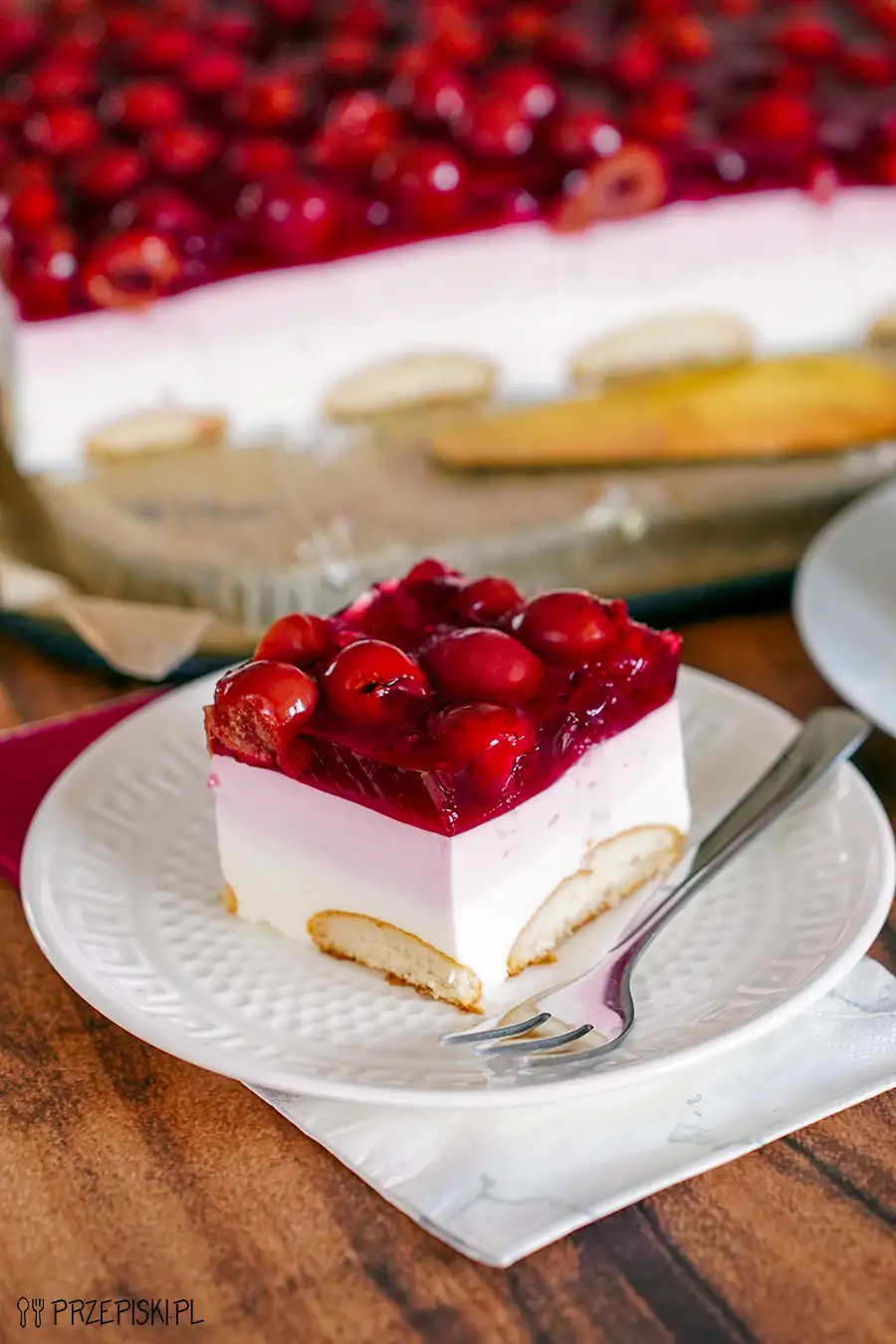 Piankowe ciasto z wiśniami i galaretką na biszkoptach