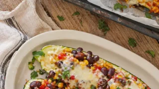 Cukinia faszerowana warzywami i fasolą – prosty przepis na sycący obiad