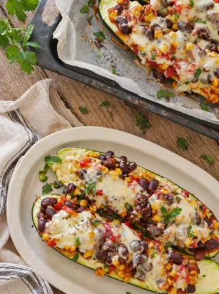 Cukinia faszerowana warzywami i fasolą – prosty przepis na sycący obiad