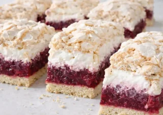 Ciasto Malinowa Chmurka – przepis na lekki, efektowny i naprawdę pyszny deser