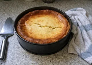 Dlaczego sernik opada po upieczeniu? Sprawdź, co robisz źle