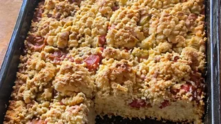 Ciasto drożdżowe z rabarbarem i kruszonką – puszyste, domowe i porządnie maślane
