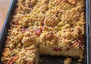 Ciasto drożdżowe z rabarbarem i kruszonką – puszyste, domowe i porządnie maślane