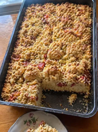 Ciasto drożdżowe z rabarbarem i kruszonką – puszyste, domowe i porządnie maślane