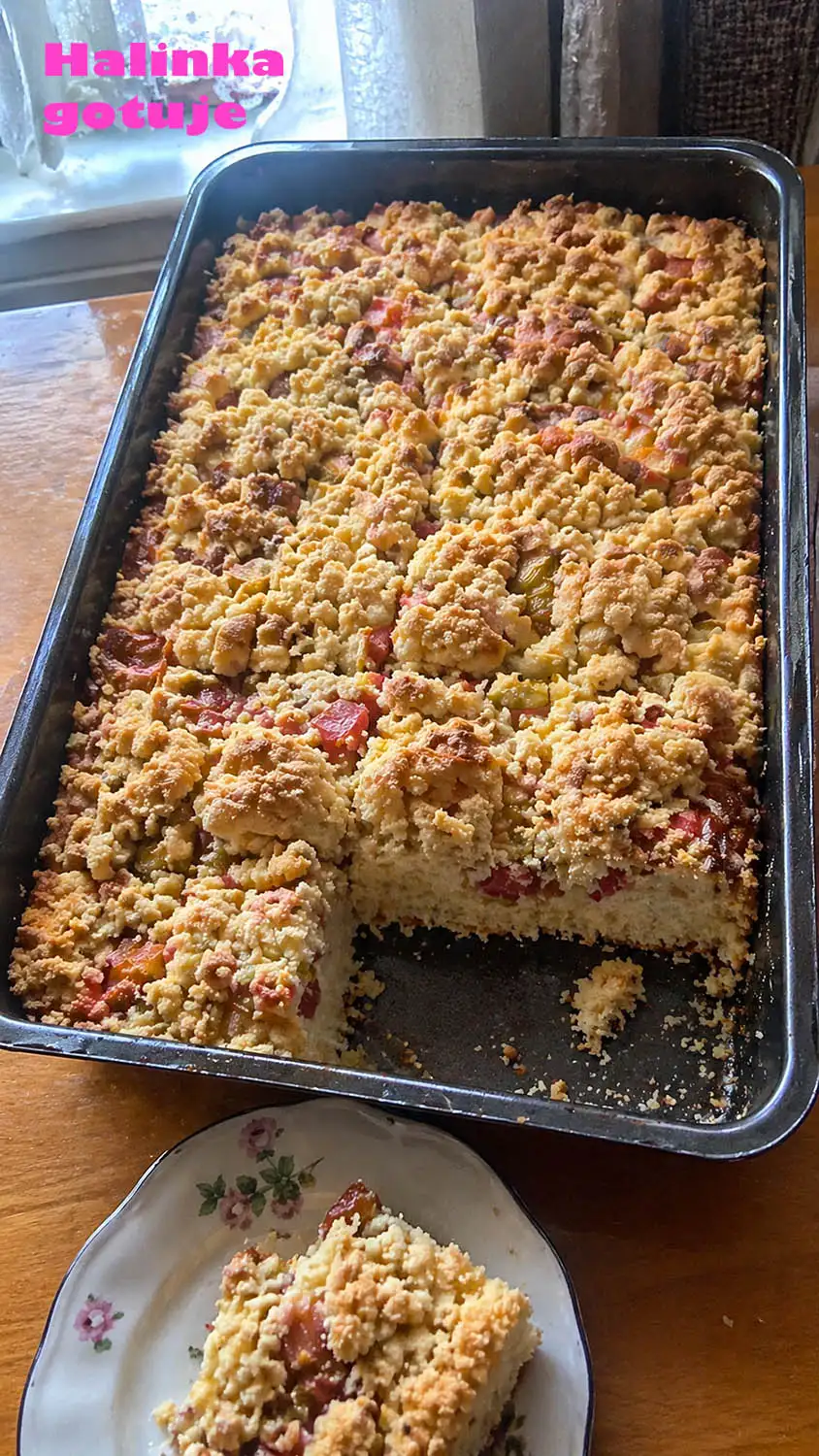 Ciasto drożdżowe z rabarbarem i kruszonką – puszyste, domowe i porządnie maślane