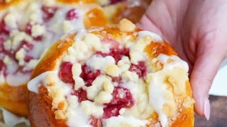 Drożdżówki z rabarbarem, budyniem i kruszonką