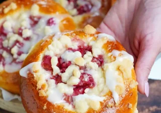 Drożdżówki z rabarbarem, budyniem i kruszonką