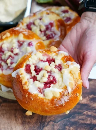 Drożdżówki z rabarbarem, budyniem i kruszonką