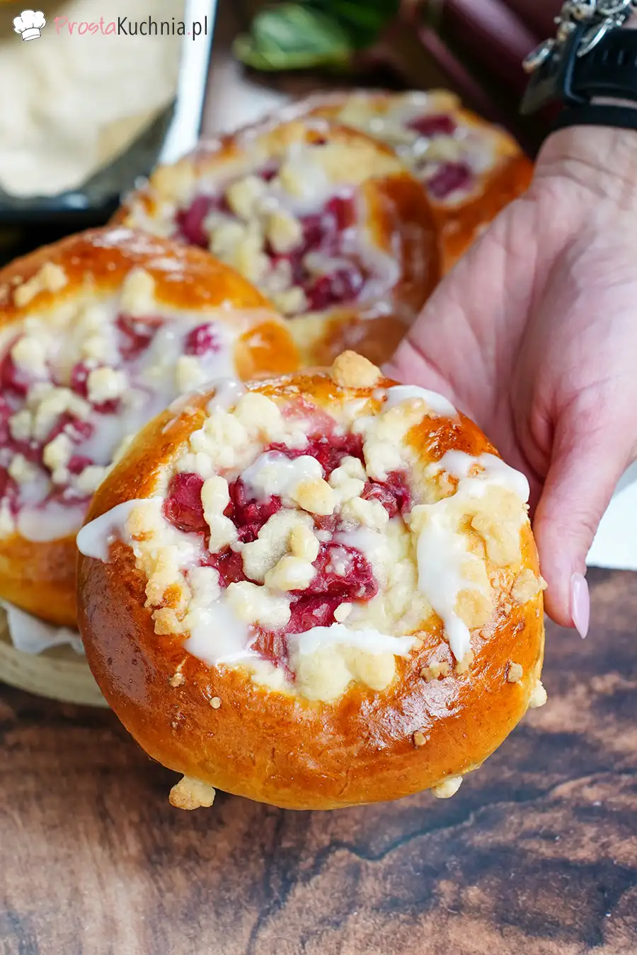 Drożdżówki z rabarbarem, budyniem i kruszonką