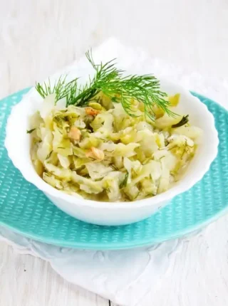 Młoda kapusta ze skwarkami