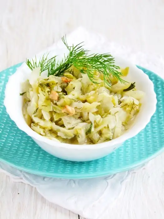 Młoda kapusta ze skwarkami