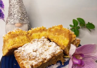 Jabłecznik z dużą ilością jabłek na cieście z kruszonki