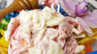 Surówka z cebuli, ogórka gruntowego i pomidorów w śmietanie