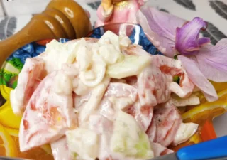 Surówka z cebuli, ogórka gruntowego i pomidorów w śmietanie