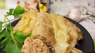 Gołąbki z kaszą jęczmienną i mięsem z łopatki wieprzowej