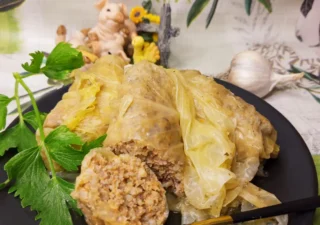 Gołąbki z kaszą jęczmienną i mięsem z łopatki wieprzowej