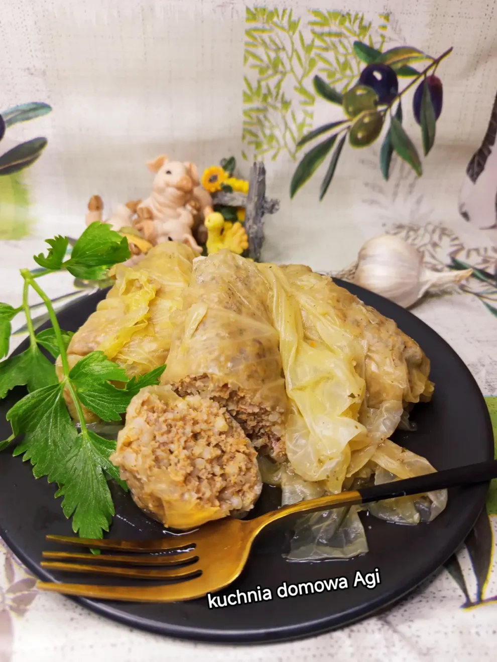 Gołąbki z kaszą jęczmienną i mięsem z łopatki wieprzowej